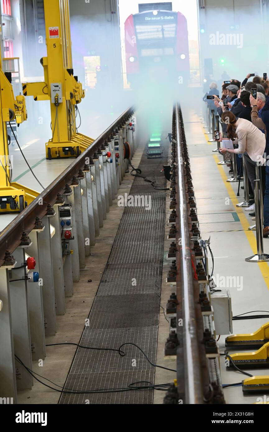 Köln, Deutschland. April 2024. Der Eingang bei der Vorstellung der neuen S-Bahn-Züge von GO.Rheinland, Verkehrsverbund Rhein-Ruhr (VRR) und DB Regio NRW. Sie machen die Kölner S-Bahn für die Zukunft im Kölner S-Bahn-Netz bereit und setzen neue Maßstäbe Credit: Horst Galuschka/dpa/Horst Galuschka dpa/Alamy Live News Stockfoto