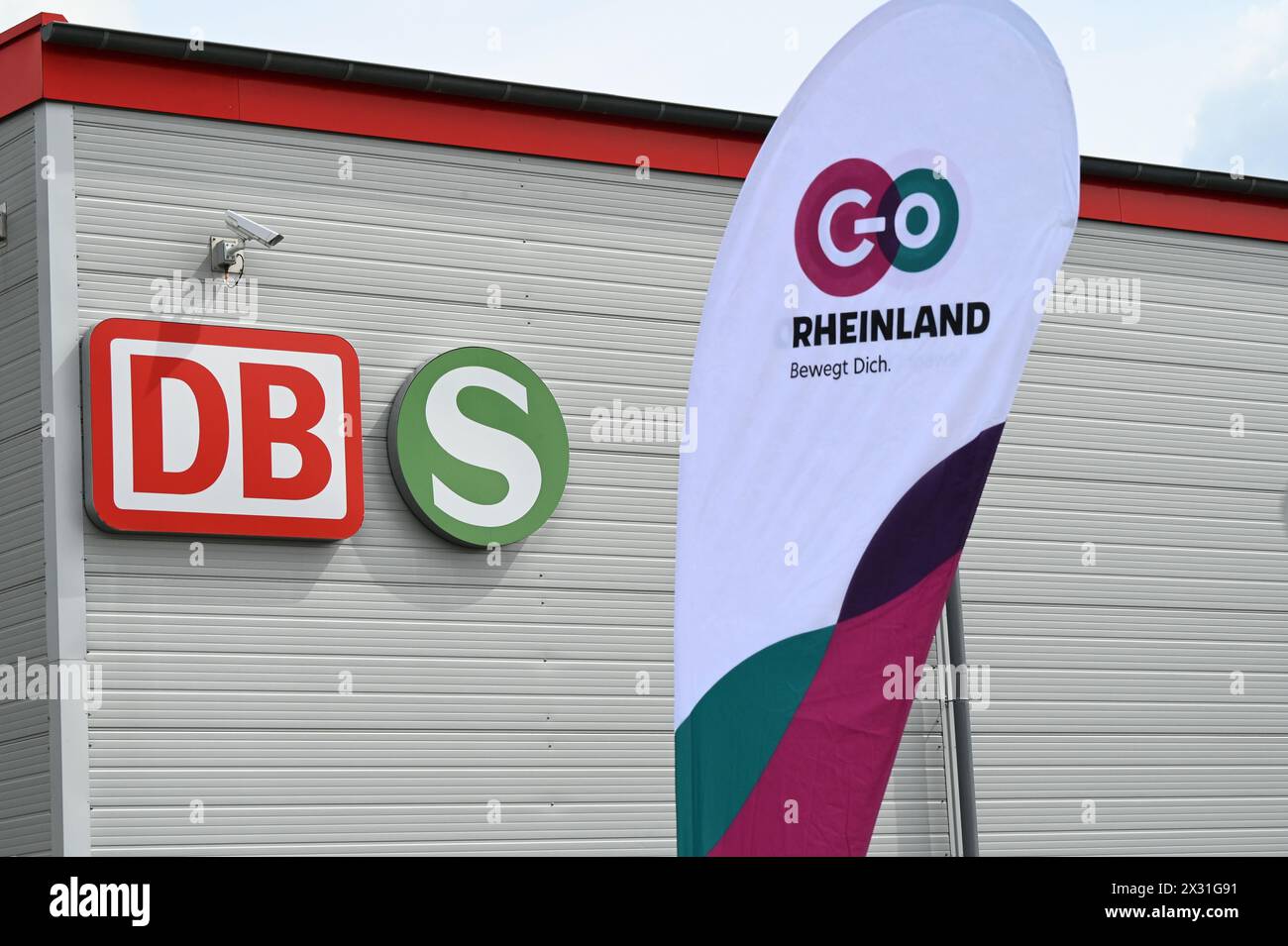Köln, Deutschland. April 2024. Logo, Schriftzug und Slogan bei der Präsentation der neuen S-Bahn-Züge von GO.Rheinland, Verkehrsverbund Rhein-Ruhr (VRR) und DB Regio NRW. Sie machen die Kölner S-Bahn für die Zukunft im Kölner S-Bahn-Netz bereit und setzen neue Maßstäbe Credit: Horst Galuschka/dpa/Horst Galuschka dpa/Alamy Live News Stockfoto