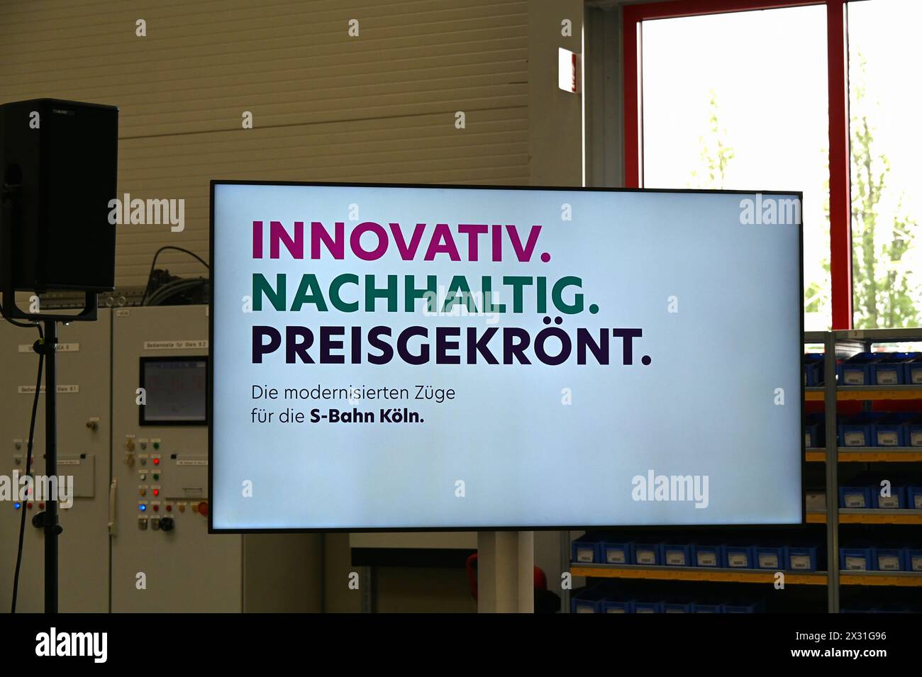 Köln, Deutschland. April 2024. Slogan bei der Vorstellung der neuen S-Bahn-Züge von GO.Rheinland, Verkehrsverbund Rhein-Ruhr (VRR) und DB Regio NRW. Sie machen die Kölner S-Bahn für die Zukunft im Kölner S-Bahn-Netz bereit und setzen neue Maßstäbe Credit: Horst Galuschka/dpa/Horst Galuschka dpa/Alamy Live News Stockfoto