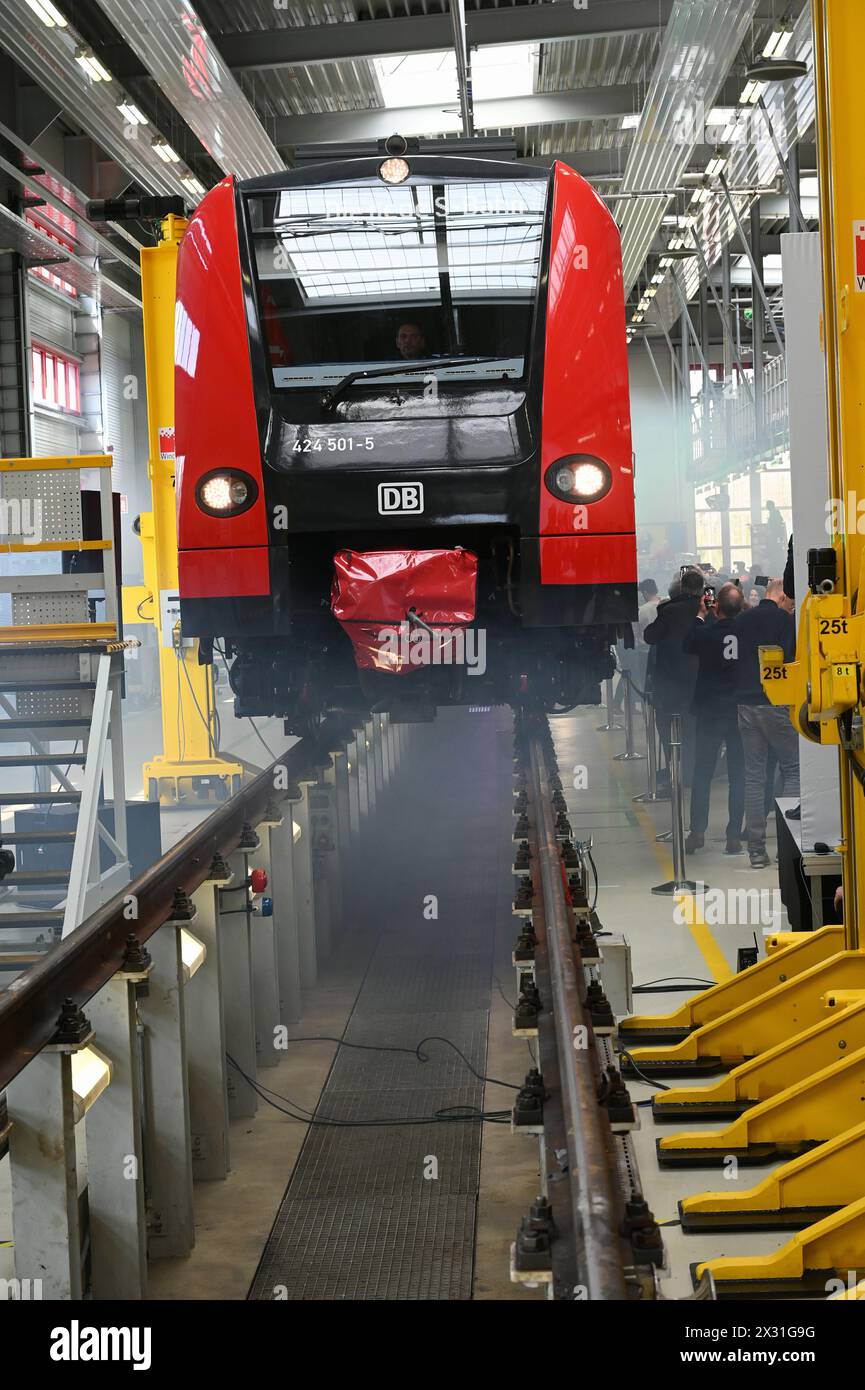 Köln, Deutschland. April 2024. Der Eingang bei der Vorstellung der neuen S-Bahn-Züge von GO.Rheinland, Verkehrsverbund Rhein-Ruhr (VRR) und DB Regio NRW. Sie machen die Kölner S-Bahn für die Zukunft im Kölner S-Bahn-Netz bereit und setzen neue Maßstäbe Credit: Horst Galuschka/dpa/Horst Galuschka dpa/Alamy Live News Stockfoto