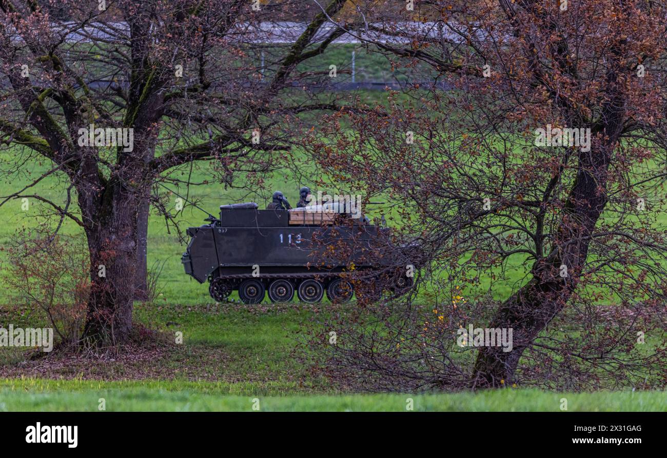 Ein Schützenpanzer M113 der Schweizer Armee ist unterwegs auf einer Straße unterwegs. (Kloten, Schweiz, 17.11.2022) Stockfoto