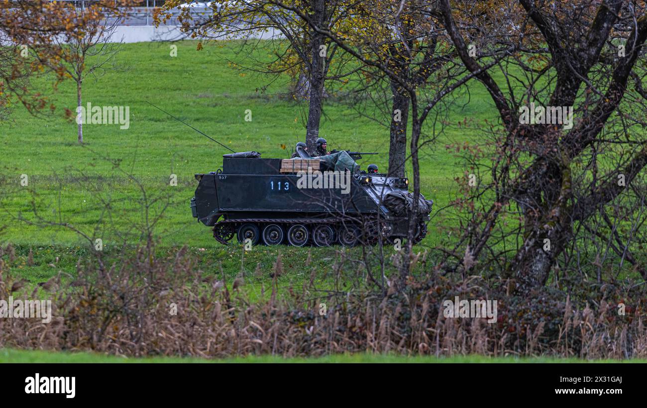 Ein Schützenpanzer M113 der Schweizer Armee ist unterwegs auf einer Straße unterwegs. (Kloten, Schweiz, 17.11.2022) Stockfoto
