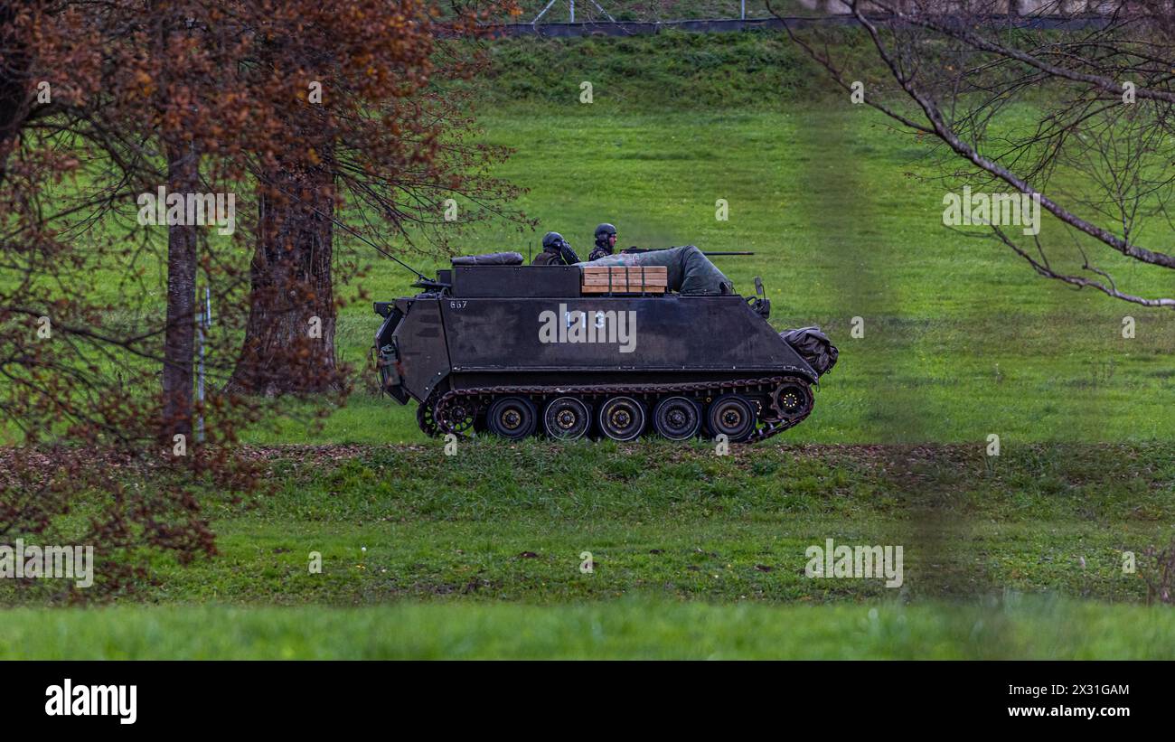 Ein Schützenpanzer M113 der Schweizer Armee ist unterwegs auf einer Straße unterwegs. (Kloten, Schweiz, 17.11.2022) Stockfoto