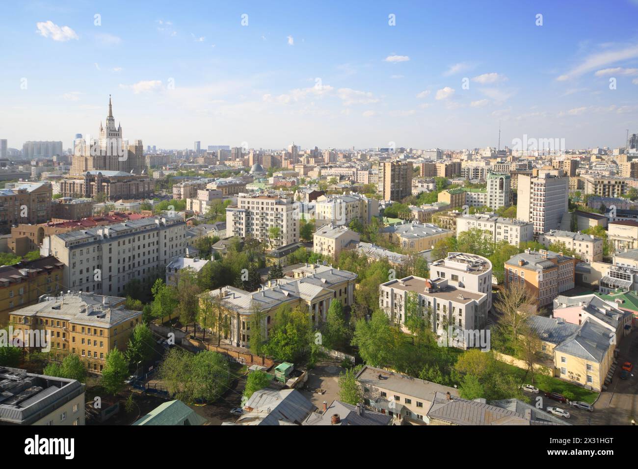 Wolkenkratzer auf dem Kudrinskaja Platz und Bezirk Krasnaja Presnya am sonnigen Tag in Moskau, Russland. Stockfoto