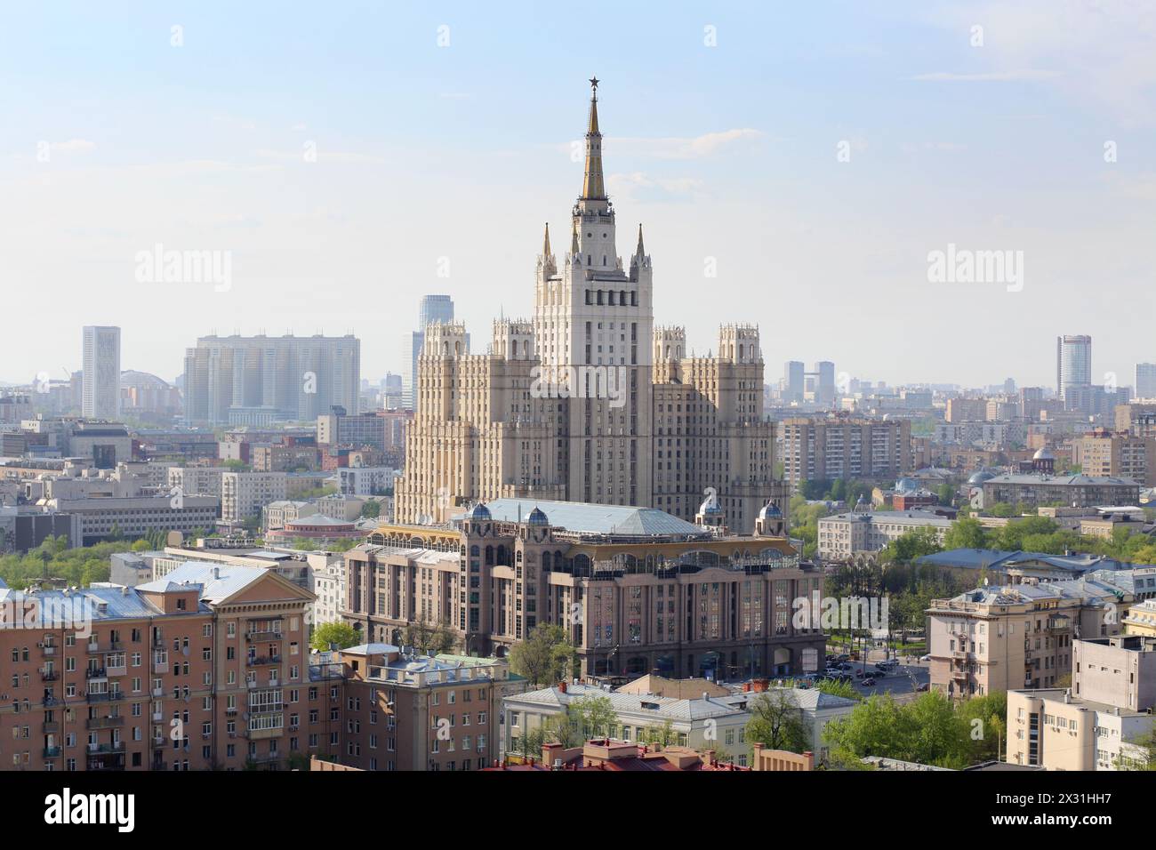 Wolkenkratzer auf dem Kudrinskaja-Platz im Stadtteil Krasnaja Presnya in Moskau, Russland. Stockfoto