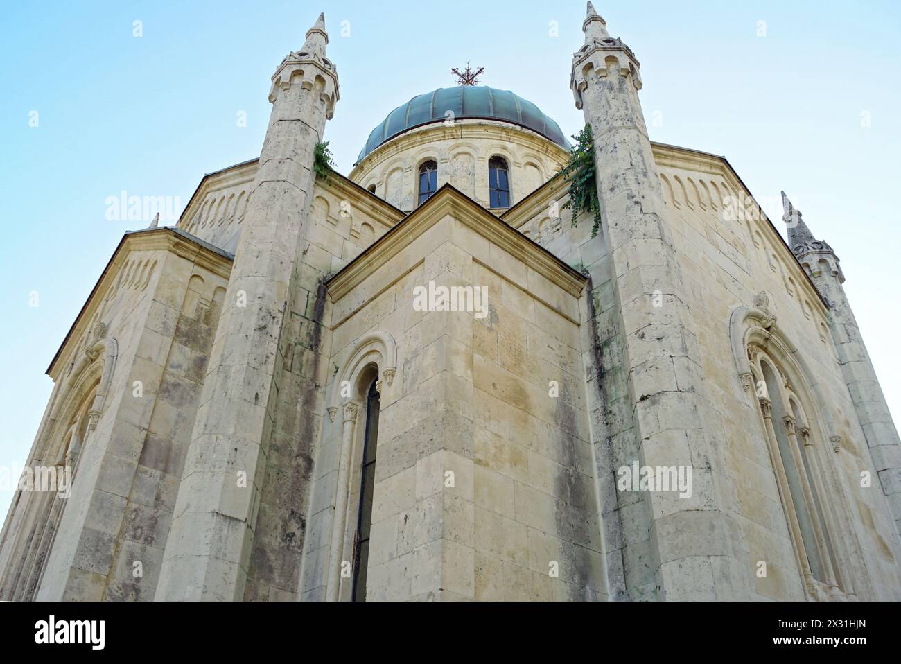 Von unten auf die Fassade der Kirche St. Michael der Erzengel, am Belavista-Platz in der Altstadt von Herceg Novi (Montenegro) Stockfoto