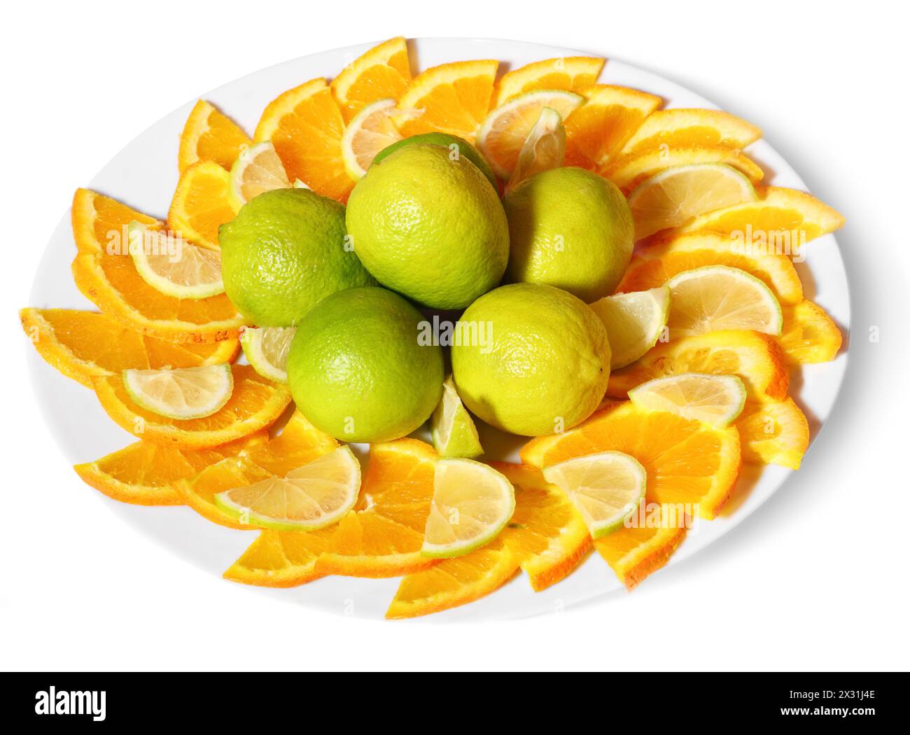 Ein Teller mit Limetten und appetitlichen Orangenscheiben Stockfoto