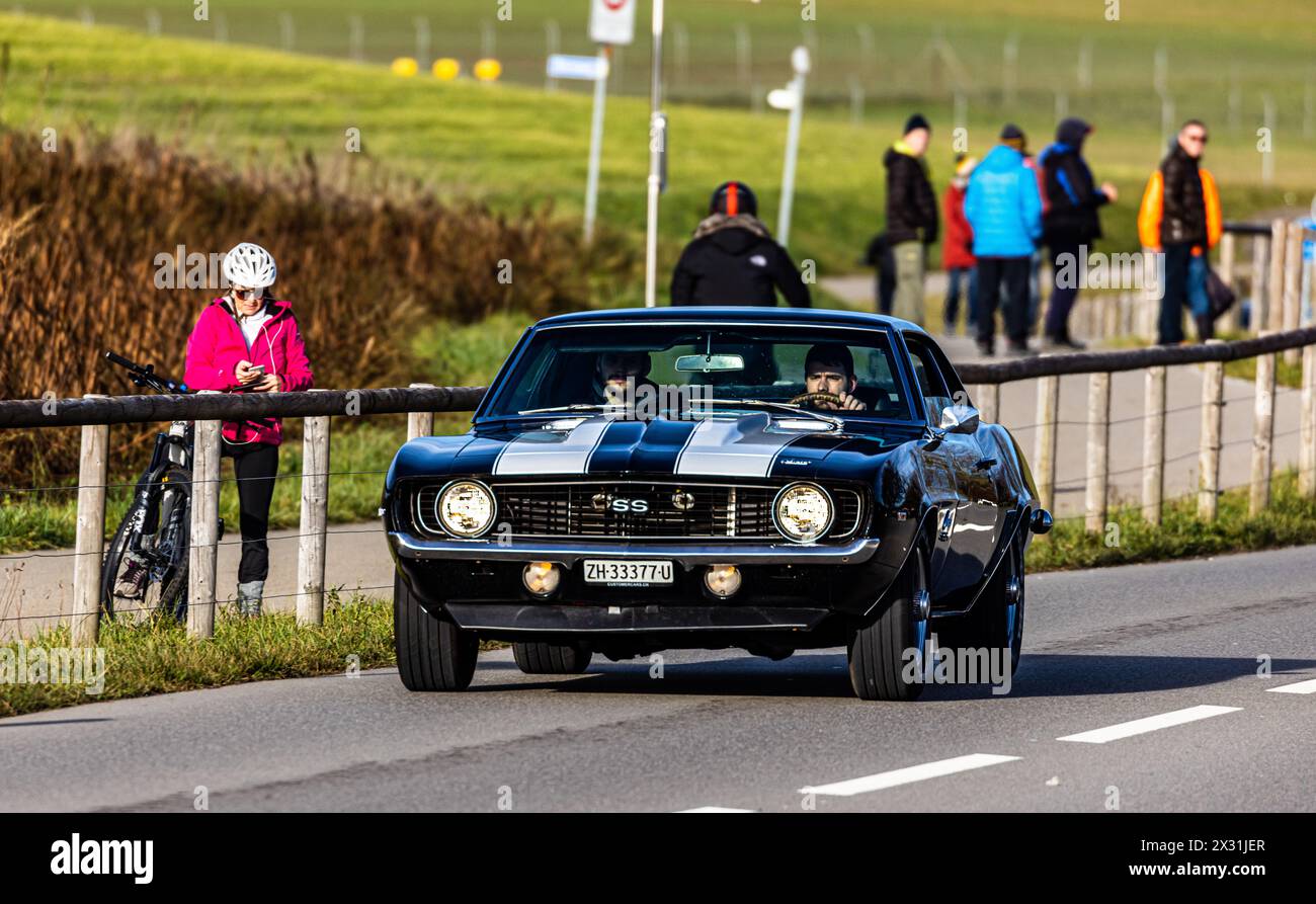 Ein Chevrolet Camaro Z mit Baujahr 1967 fährt auf einer Straße ausserorts im Zürcher Unterland. (Oberglatt, Schweiz, 28.12.2022) Stockfoto