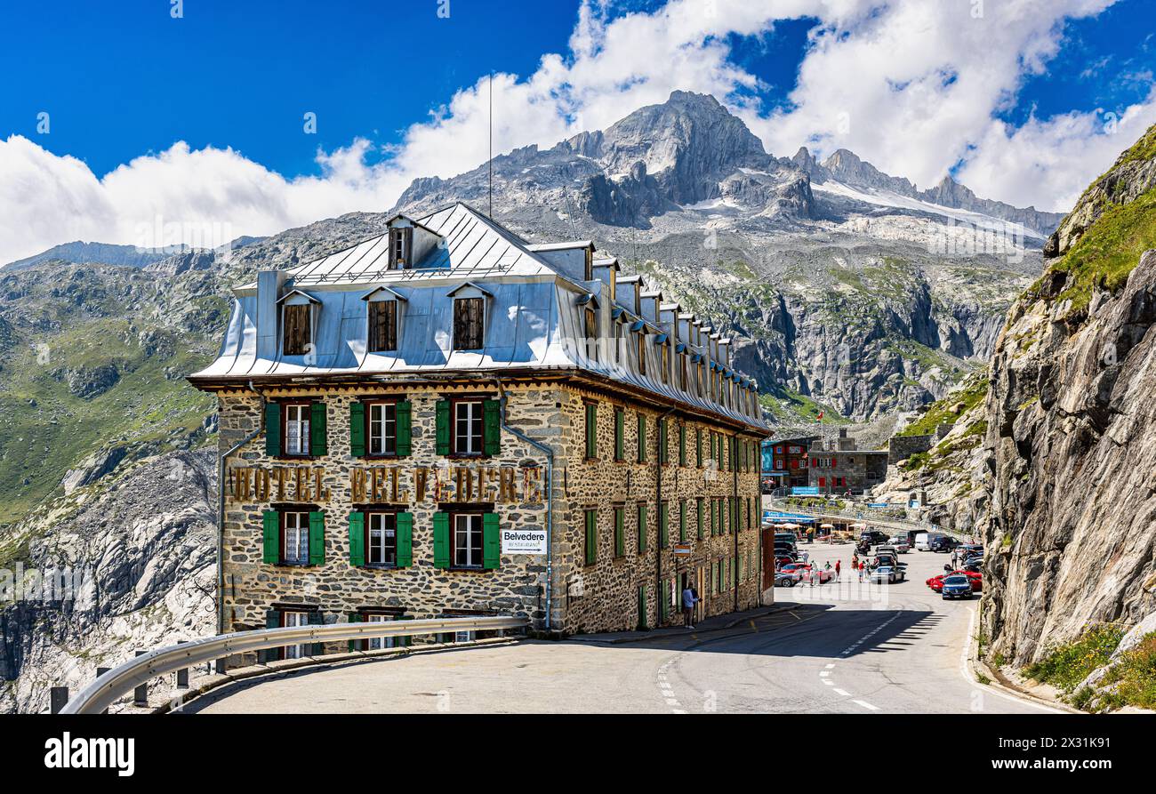 Vor dem Gärstenhörner steht das Hotel Belvedere an der Passstraße des Furkapass. Anfang des 20. Jahrhundert war es eines der beliebten Hotels der B Stockfoto