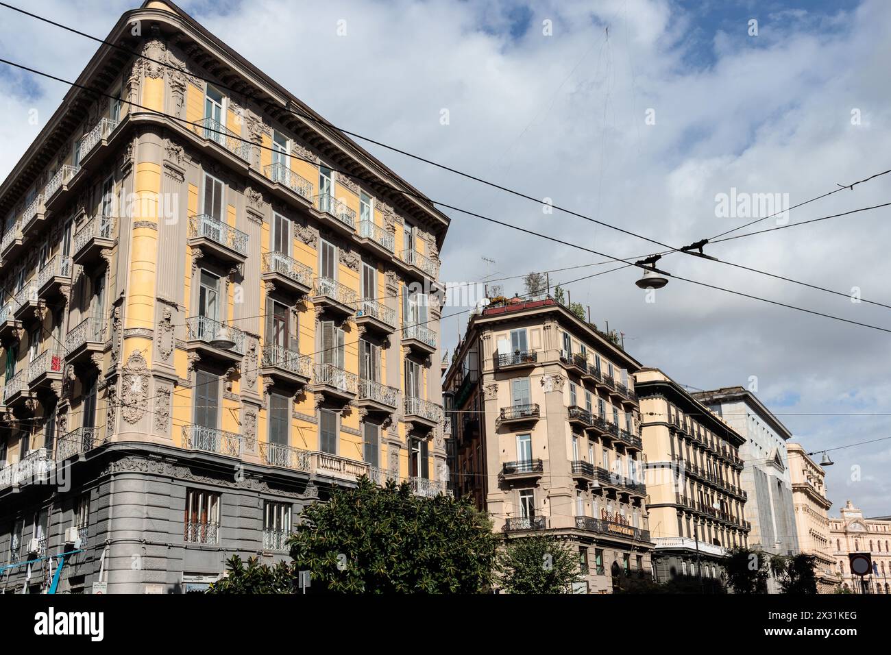 Straße mit Straßenbahnkabeln, Neapel, Italien Stockfoto