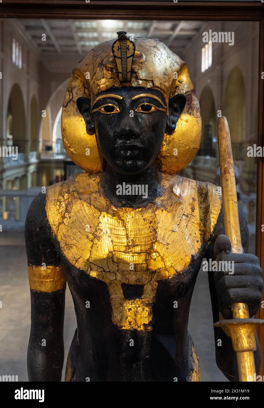 Kairo, Ägypten - 14. November 2023: Die Ka-Statue von Tutanchamun wird im Ägyptischen Museum von Kairo in der Nähe des Tahrir-Platzes ausgestellt. Stockfoto