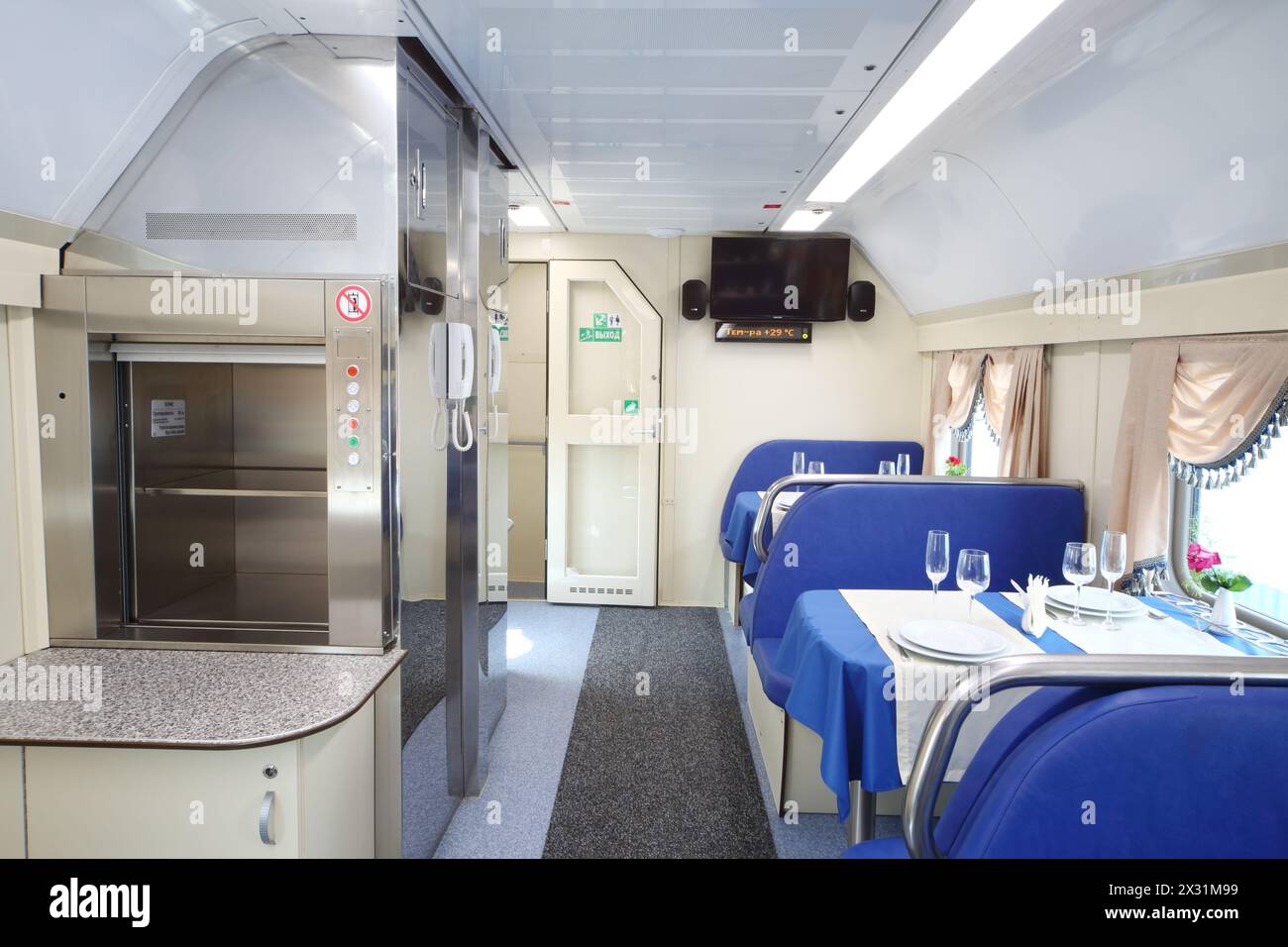 TVER - JUN 05: Hebevorrichtung im Restaurant im Zug, am 05. Juni 2013 in Tver, Russland. Stockfoto