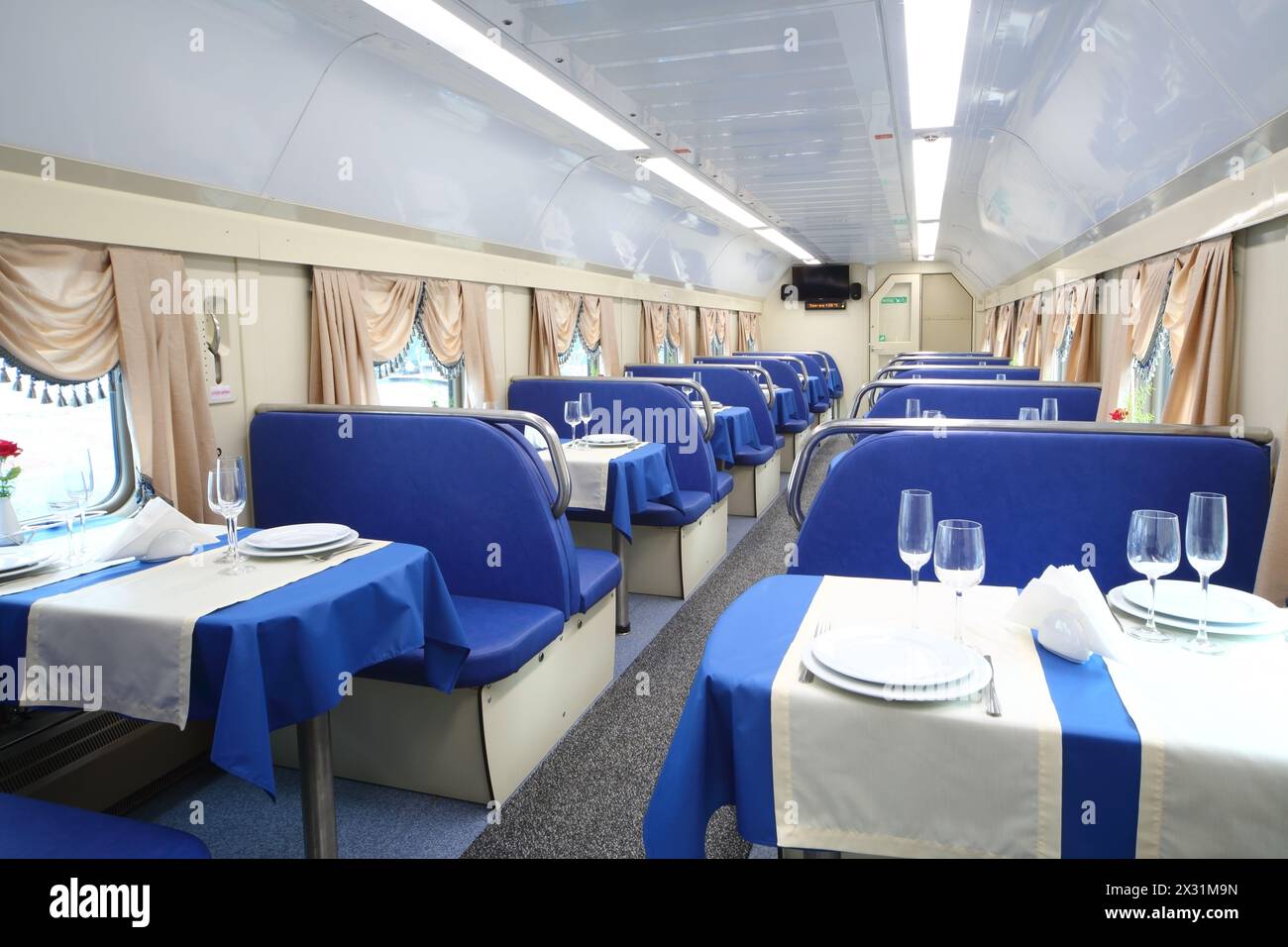 TVER - JUN 05: Das Restaurant im Zug, am 5. Juni 2013 in Tver, Russland. Stockfoto