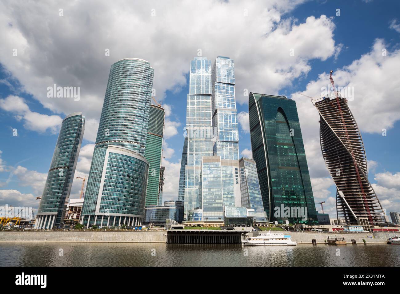 MOSKAU - 13. Juni 2013: Stadtbild der Wolkenkratzer von Moskau-Stadt auf einem Hintergrund des blauen Himmels mit Wolken am 13. Juni 2017 in Moskau, Russland. Die Konstruktion Stockfoto