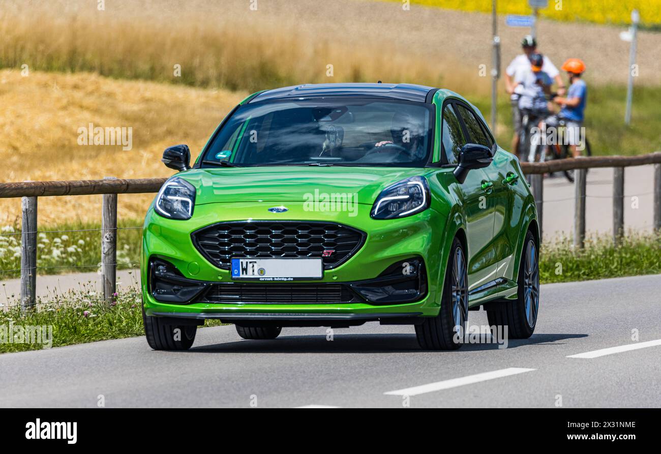 Ein grüner Ford Puma ST fährt auf einer Straße ausserorts im Kanton Zürich. (Oberglatt, Schweiz, 10.08.2022) Stockfoto