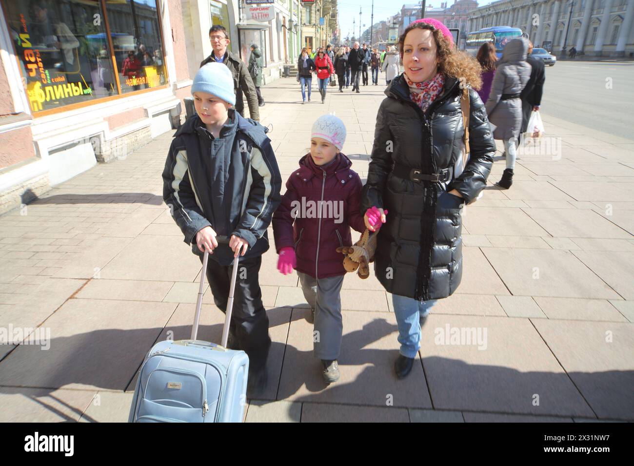 SANKT PETERSBURG - 6. April: Eine Mutter und zwei Kinder: Anya 7 Jahre alt und Dima 10 Jahre alt mit einem Koffer Spaziergang entlang des Newski-Prospekts, 6. April 2013, Stockfoto