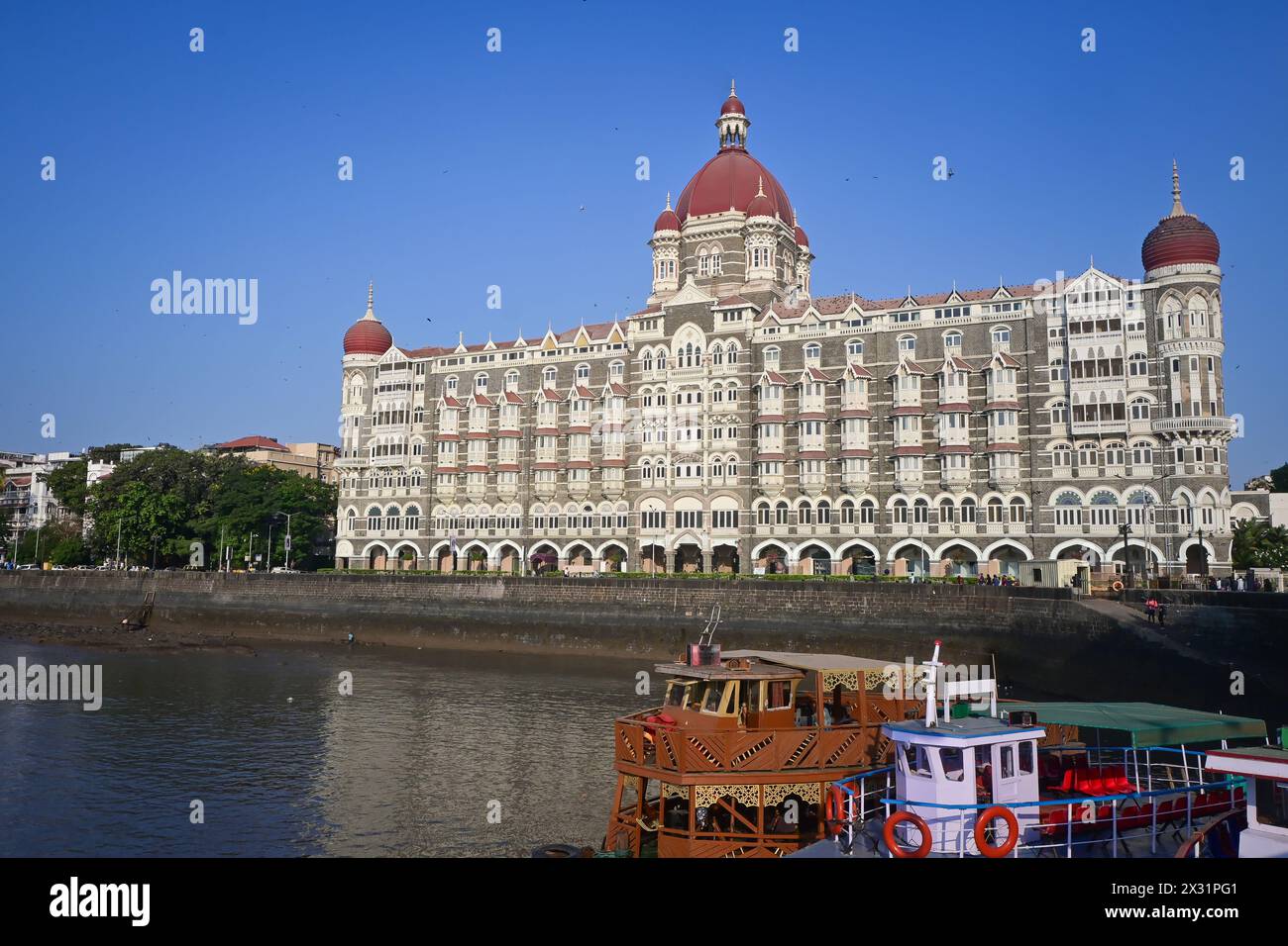 Das Taj Mahal Hotel ist ein 5-Sterne-Luxushotel in der Nähe von Gateway of India und eines der berühmten Gebäude in Mumbai, Indien. Stockfoto