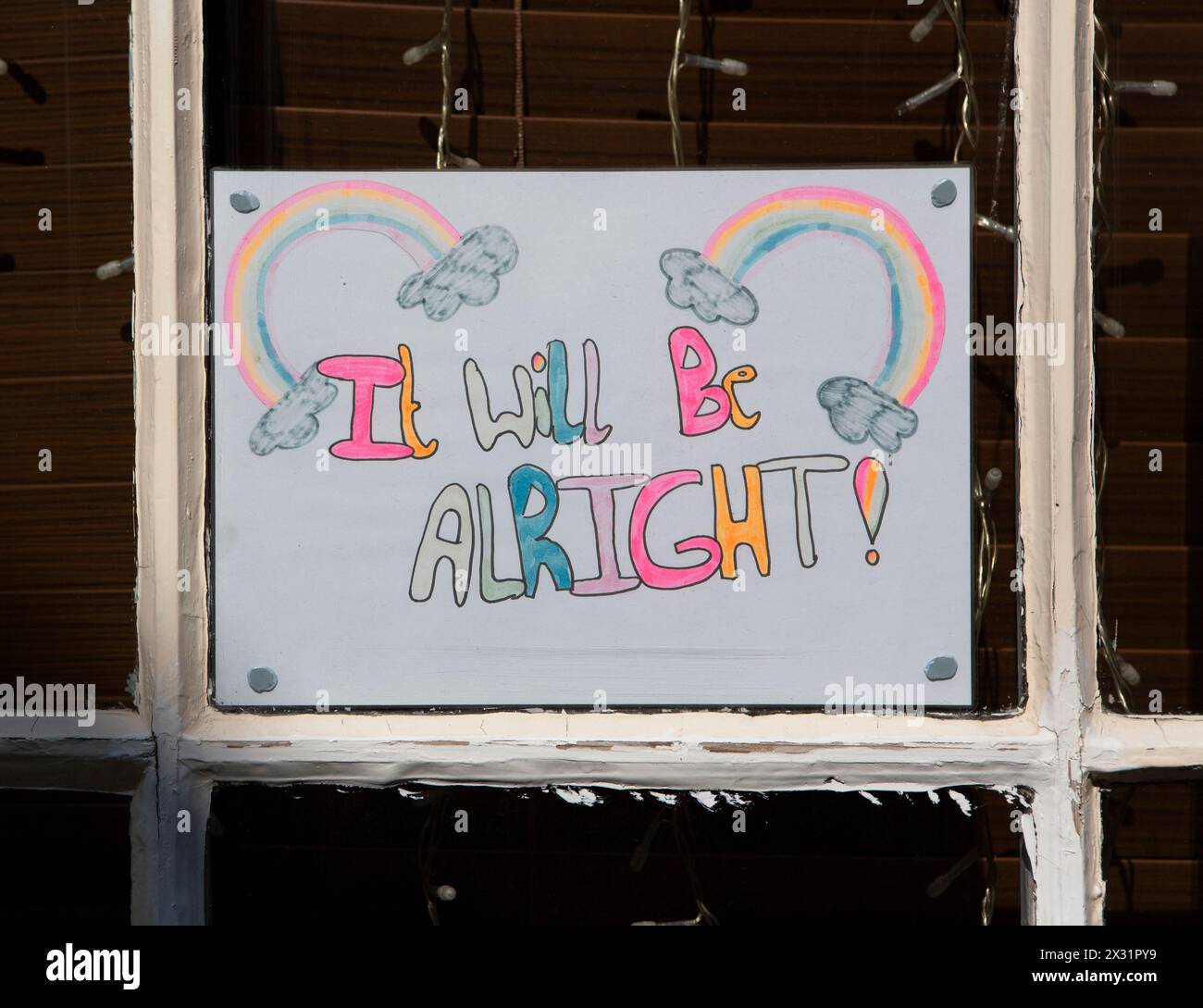 Eine Regenbogenbotschaft für Kinder an einem Fenster im Stadtzentrum von York, während der Coronavirus-Lockdown in Großbritannien fortgesetzt wird. Stockfoto