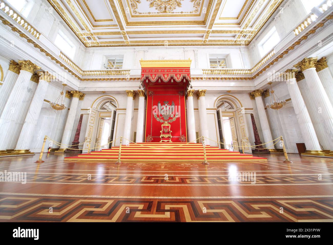 ST. PETERSBURG - 7. April: Großer Kaiserthron im Staatlichen Eremitage Museum, 7. April 2013, St. Petersburg, Russland. Über dem Thron befand sich ein Basrel Stockfoto