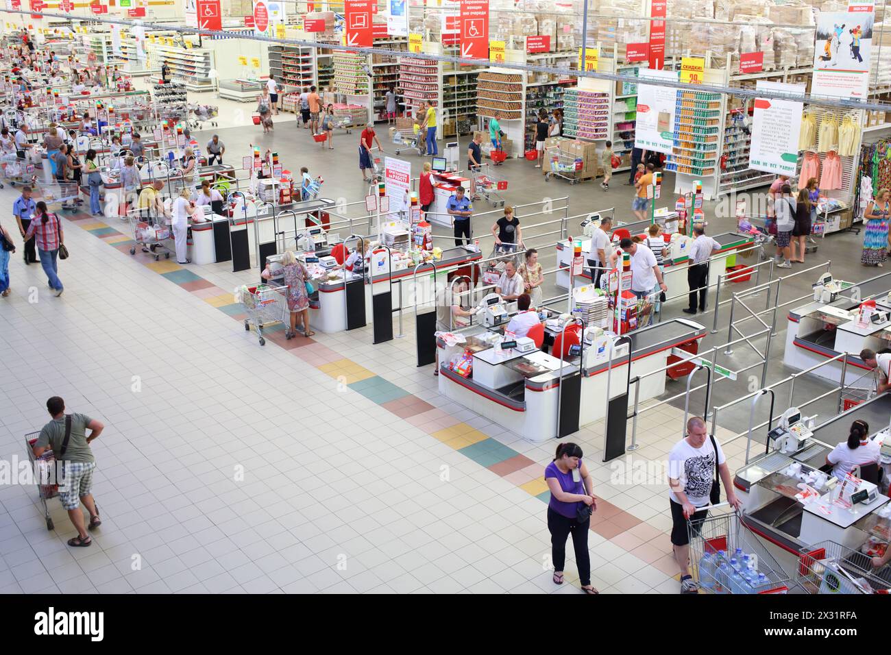 SAMARA, RUSSLAND - 7. JULI: Shoppers at the Checkout Lane Auchan Hypermarket, 7. Juli, Samara. In Russland gibt es mehr als hundert Geschäfte Auchan Stockfoto