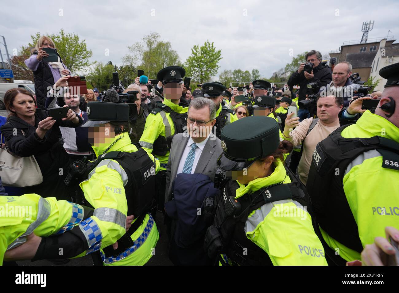 DIE REDAKTEURE MERKEN DAS BILD PIXELLATED VOM PA-BILDKOMITEE ZUM SCHUTZ DER OFFIZIERE DES ehemaligen DUP-Führers Sir Jeffrey Donaldson, der den Newry Magistrates' Court verließ, nachdem er wegen einer Reihe historischer sexueller Anschuldigungen, einschließlich einer Vergewaltigung, auf Kaution entlassen wurde. Sir Jeffrey trat als DUP-Führer zurück und wurde nach den Anklagepunkten aus der Partei entlassen. Bilddatum: Mittwoch, 24. April 2024. Stockfoto