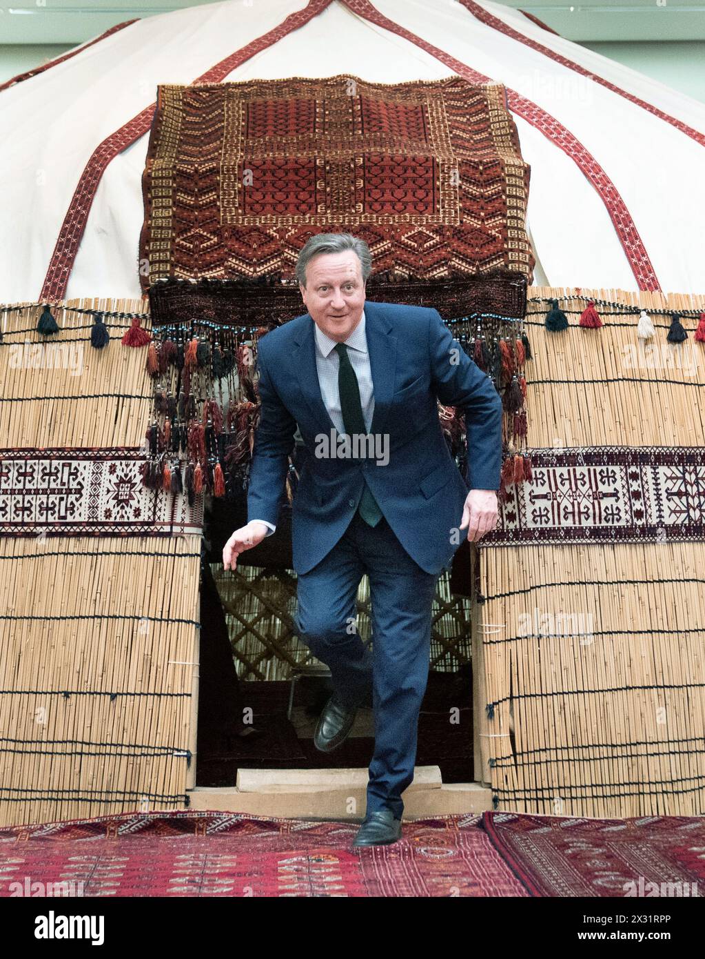 Außenminister David Cameron besucht während seines fünftägigen Besuchs in Zentralasien das nationale Teppichmuseum in Aschgabat in Turkmenistan. Bilddatum: Mittwoch, 24. April 2024. Stockfoto