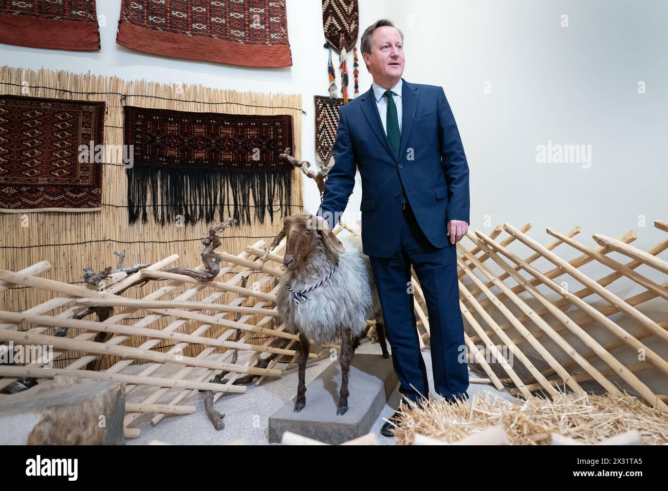 Außenminister David Cameron besucht während seines fünftägigen Besuchs in Zentralasien das nationale Teppichmuseum in Aschgabat in Turkmenistan. Bilddatum: Mittwoch, 24. April 2024. Stockfoto