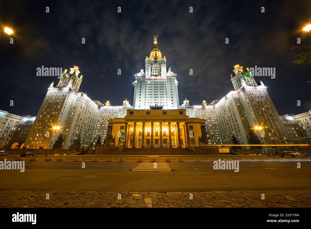 MOSKAU - 13. MAI: Abendansicht der Moskauer Staatlichen Universität mit einer großen Anzahl von Lampen am 13. Mai 2013 in Moskau, Russland. Stockfoto