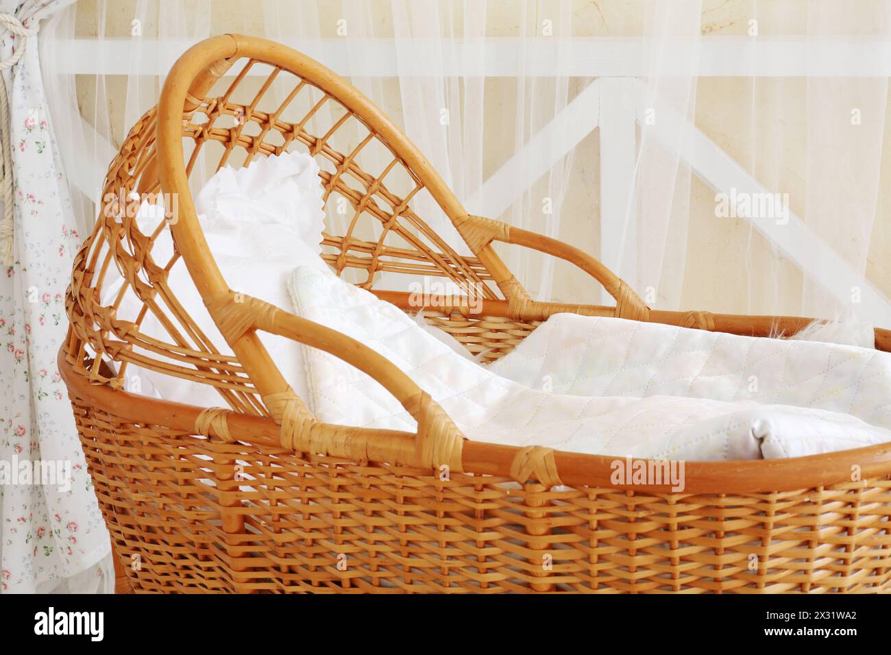 Großer, schöner Korb mit Wäsche für ein kleines Kind im Lichtstudio. Stockfoto