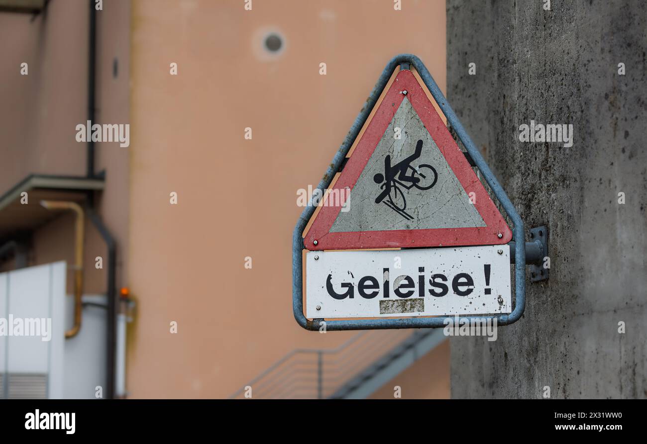 Ein Schild warnte Radfahrer vor Geleisen und der Sturzgefahr die drohenden. (Koblenz, Schweiz, 30.08.2022) Stockfoto