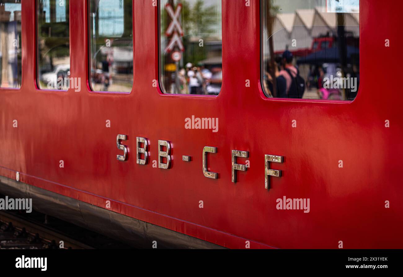 Schriftzug der SBB CFF auf einer SBB Rae 2/4, besser bekannt als roter Pfeil in silberner Farbe. Das historische Schienenfahrzeug fuhr bei einer Fitne Stockfoto