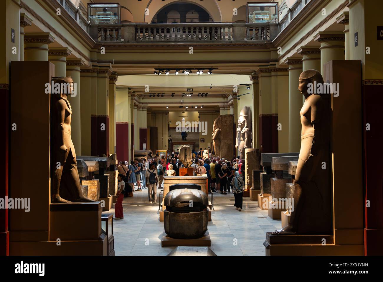 Kairo, Ägypten - 14. November 2023: Touristen besuchen das Innere des Ägyptischen Museums von Kairo mit vielen Statuen und anderen Artefakten aus der Antike Stockfoto