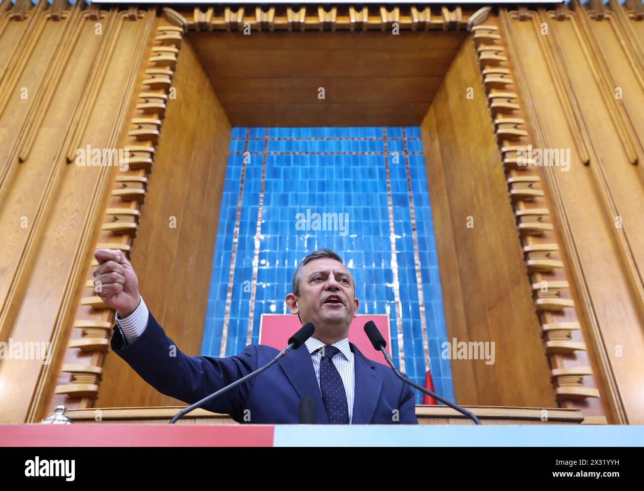 Ankara, Türkei. 24. April 2024. Der Vorsitzende der Republikanischen Volkspartei (CHP), Özgür Özel, spricht am 24. April 2024 bei der Großen Türkischen Nationalversammlung in Ankara, Türkei. Foto von Serdar Ozsoy Stockfoto