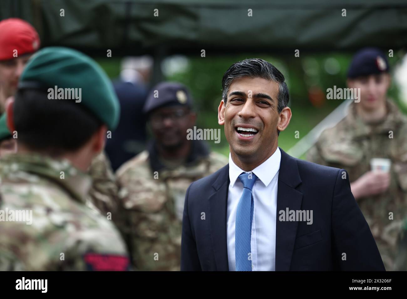 Premierminister Rishi Sunak spricht mit Soldaten verschiedener Truppen, während er die Julius Leber Kaserne in Berlin besucht, um Truppen zu treffen und militärische Ausrüstung während seines Deutschlandbesuchs zu sehen. Bilddatum: Mittwoch, 24. April 2024. Stockfoto