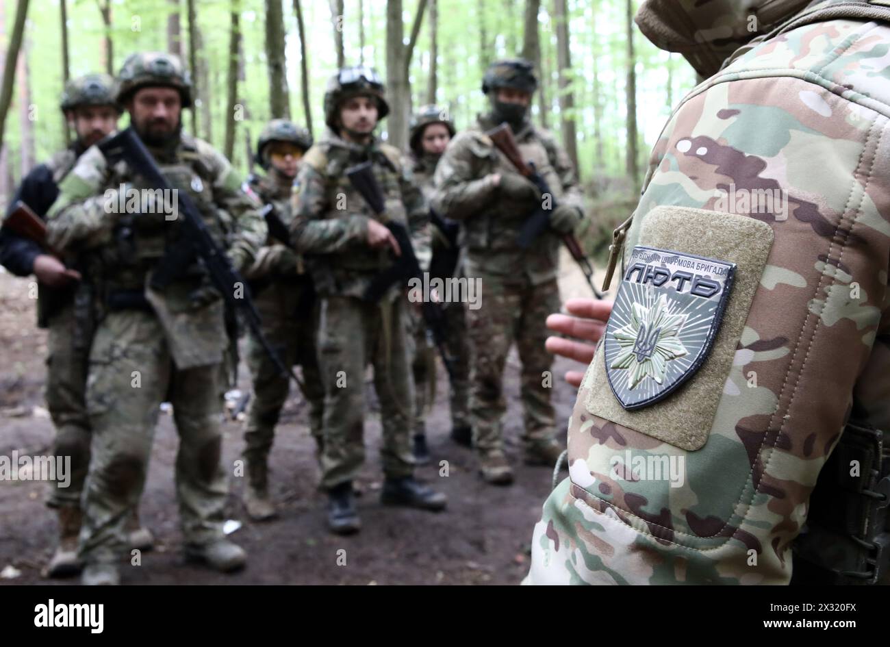 REGION ZHYTOMYR, UKRAINE - 23. APRIL 2024 - während der Übungen in einem Trainingsgebiet in der Region Zhytomyr, Nord-Ukraine, ist Ein Schulterärmelabzeichen der Liut (Fury) Brigade der Nationalen Polizei der Ukraine abgebildet. Stockfoto