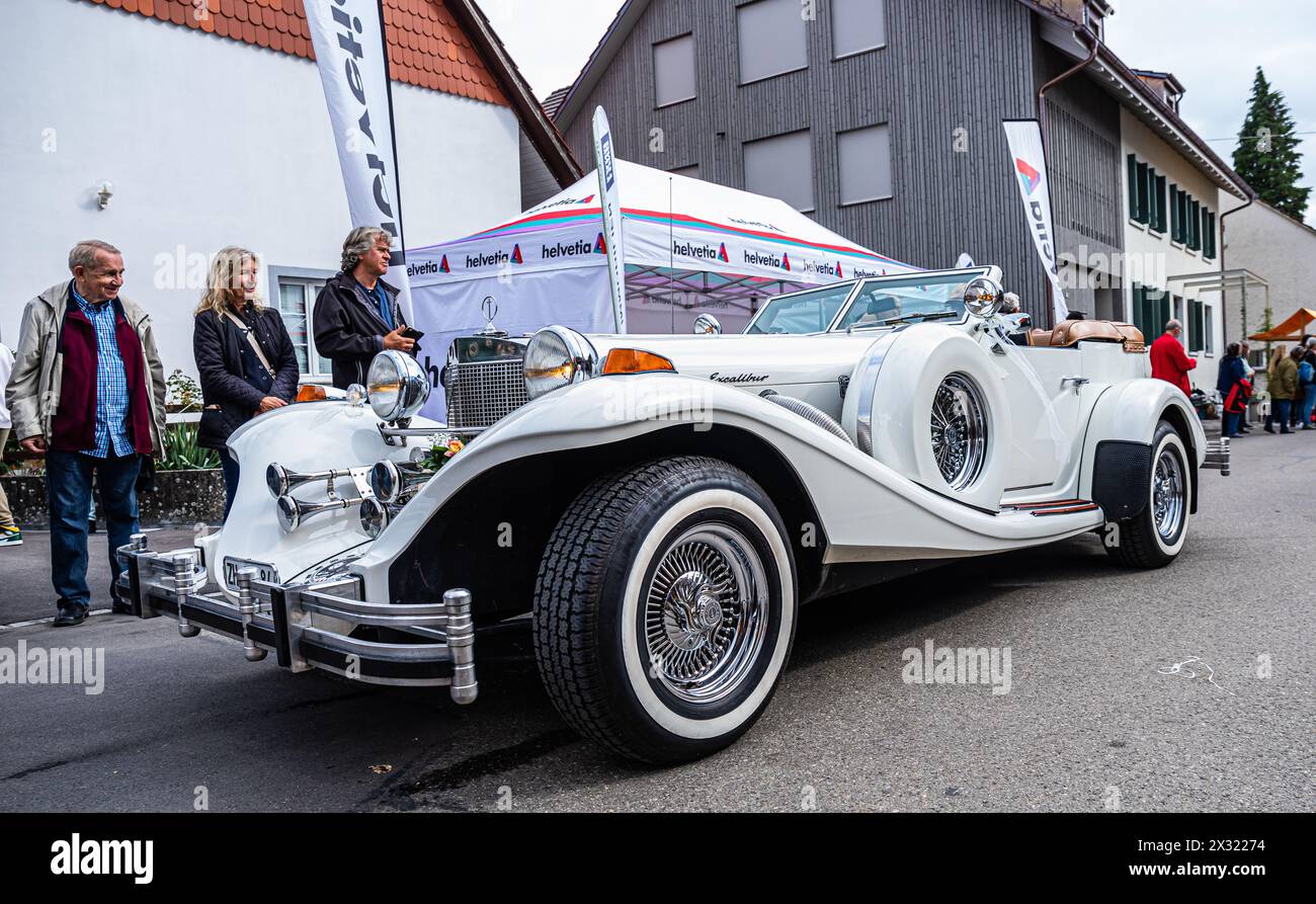 Ein Excalibur Series IV Roadster mit Baujahr um 1982 fährt während dem Oldtimercorso an der Herbstmesse Rafz durch die Zürcher Unterlandgemeinde. ( Stockfoto