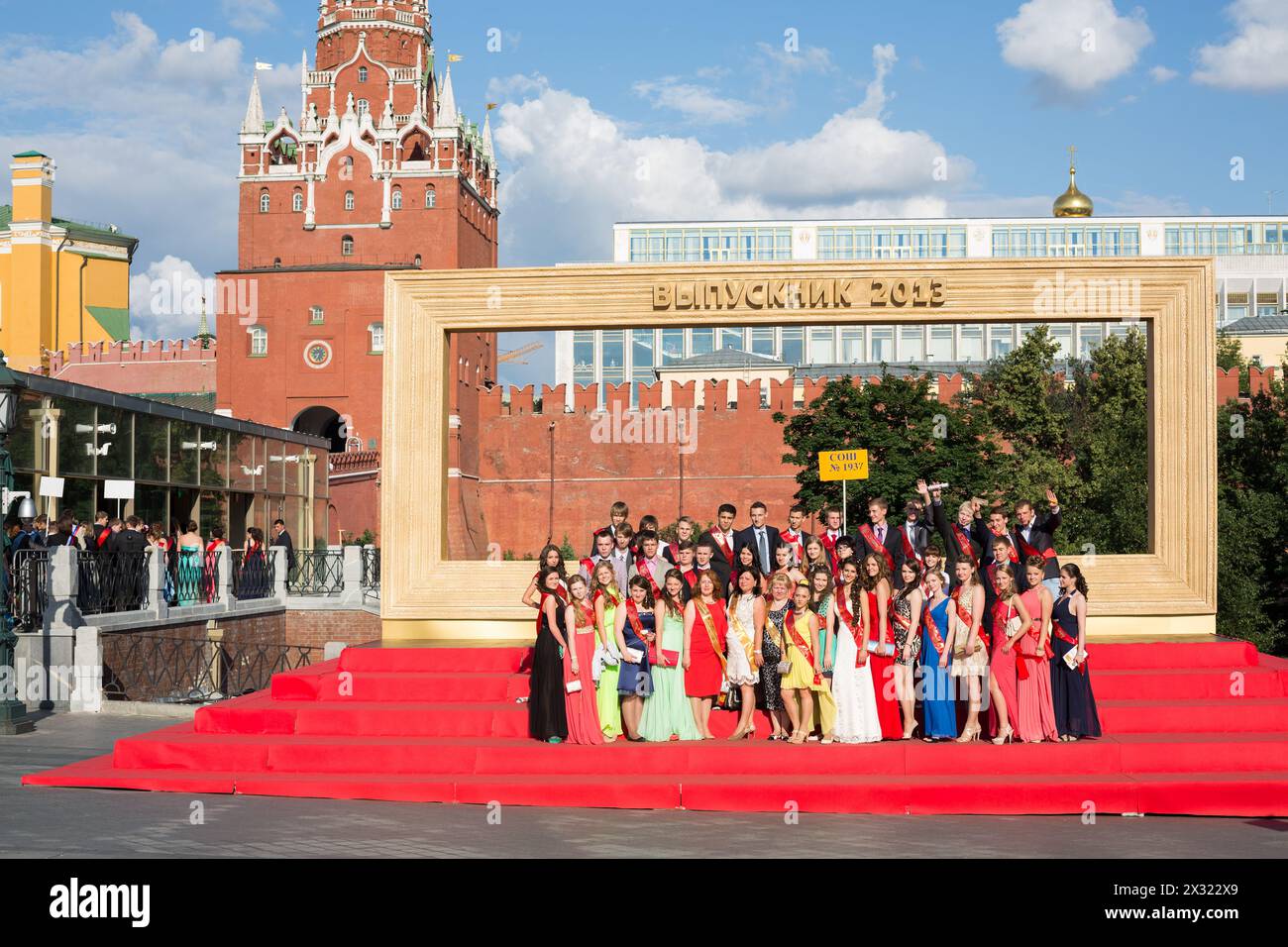 MOSKAU - 23. Juni 2013: Die Absolventen werden vor einem großen Rahmen auf dem Saposchkowaya-Platz in der Nähe des Kremls fotografiert. Stockfoto