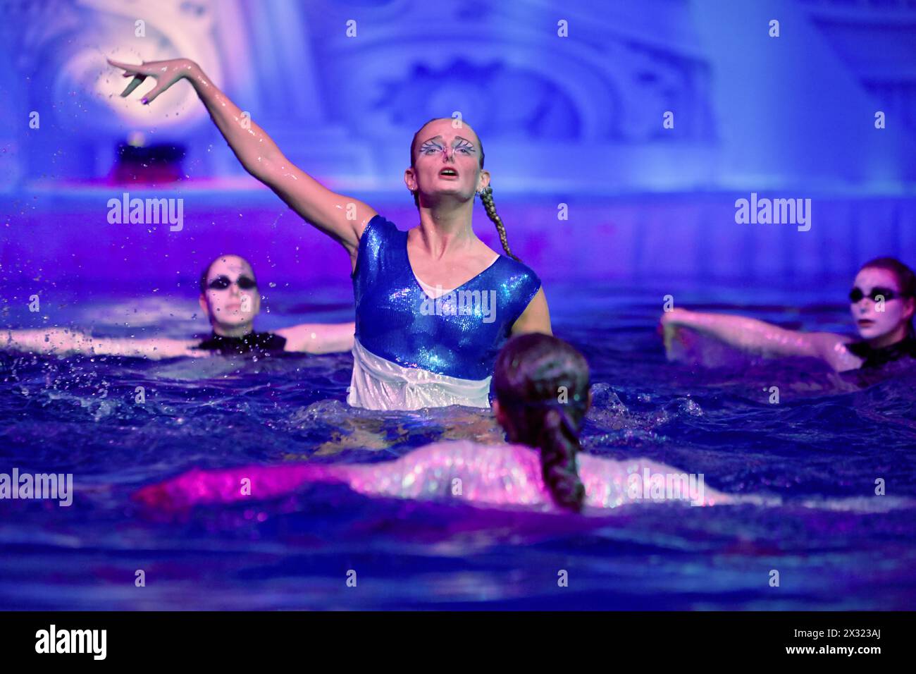 MOSKAU - 8. JAN: Aufführung synchronisierter Schwimmer im Schwimmbad des Sportkomplexes Olympyisky während der musikalischen Show durch das Looking Glass, Janu Stockfoto