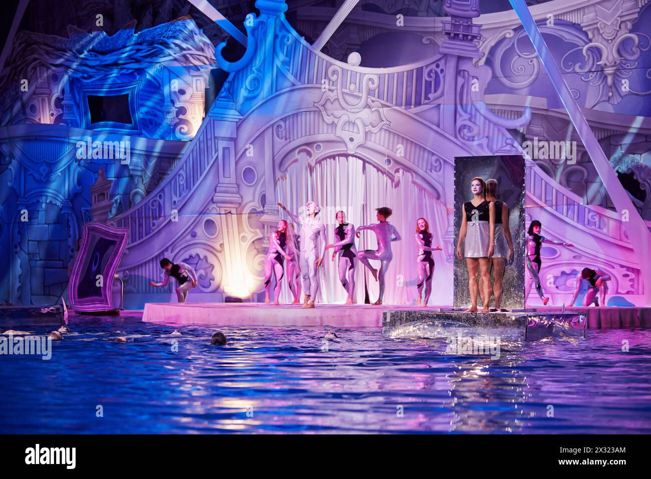 MOSKAU - 8. JAN: Märchenfiguren auf der Bühne im Schwimmbad des Sportkomplexes Olympyisky während der musikalischen Vorstellung durch das Looking Glass in der Schule wi Stockfoto