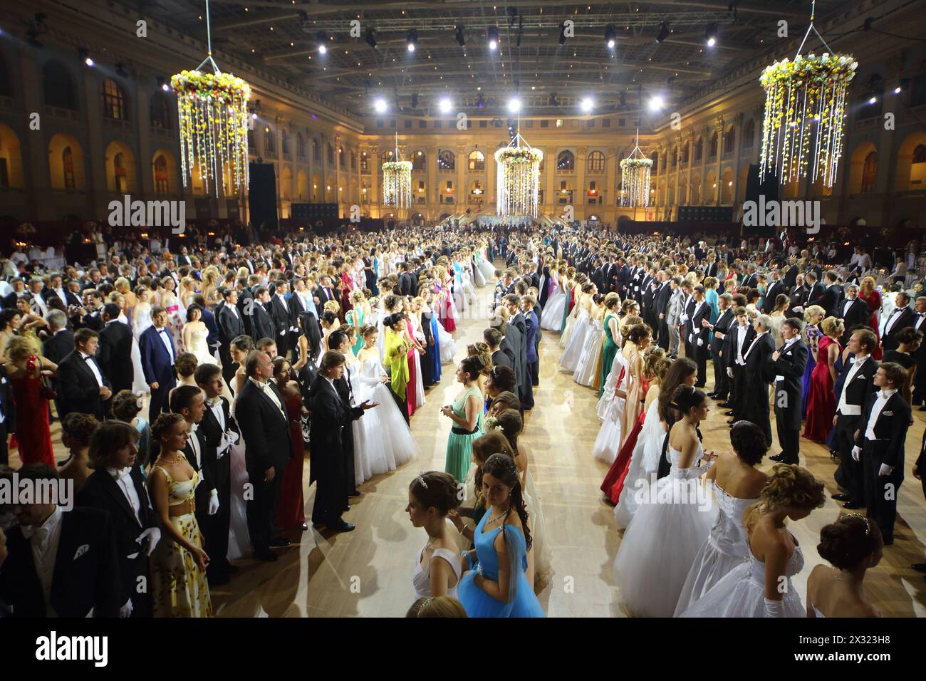 MOSKAU - 25. MAI: Reihen wunderschöner Paare beim 11. Wiener Ball in Gostiny Dvor am 25. Mai 2013 in Moskau, Russland. Stockfoto