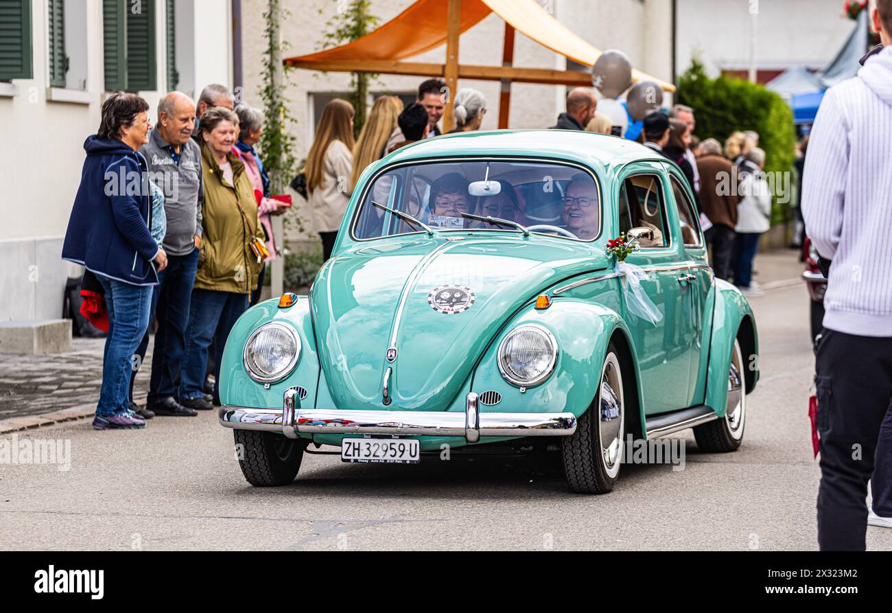 Ein VW Käfer 1200 de Luxe mit Baujahr 1961 fährt während dem Oldtimercorso an der Herbstmesse Rafz durch die Zürcher Unterlandgemeinde. (Rafz, Schwei Stockfoto