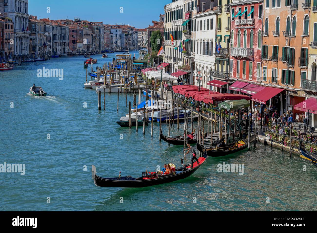 Geographie / Reise, Italien, Venetien, Venedig, venezianische Gondel an der Rialto-Brücke auf dem Canal Grande, ADDITIONAL-RIGHTS-CLEARANCE-INFO-NOT-AVAILABLE Stockfoto