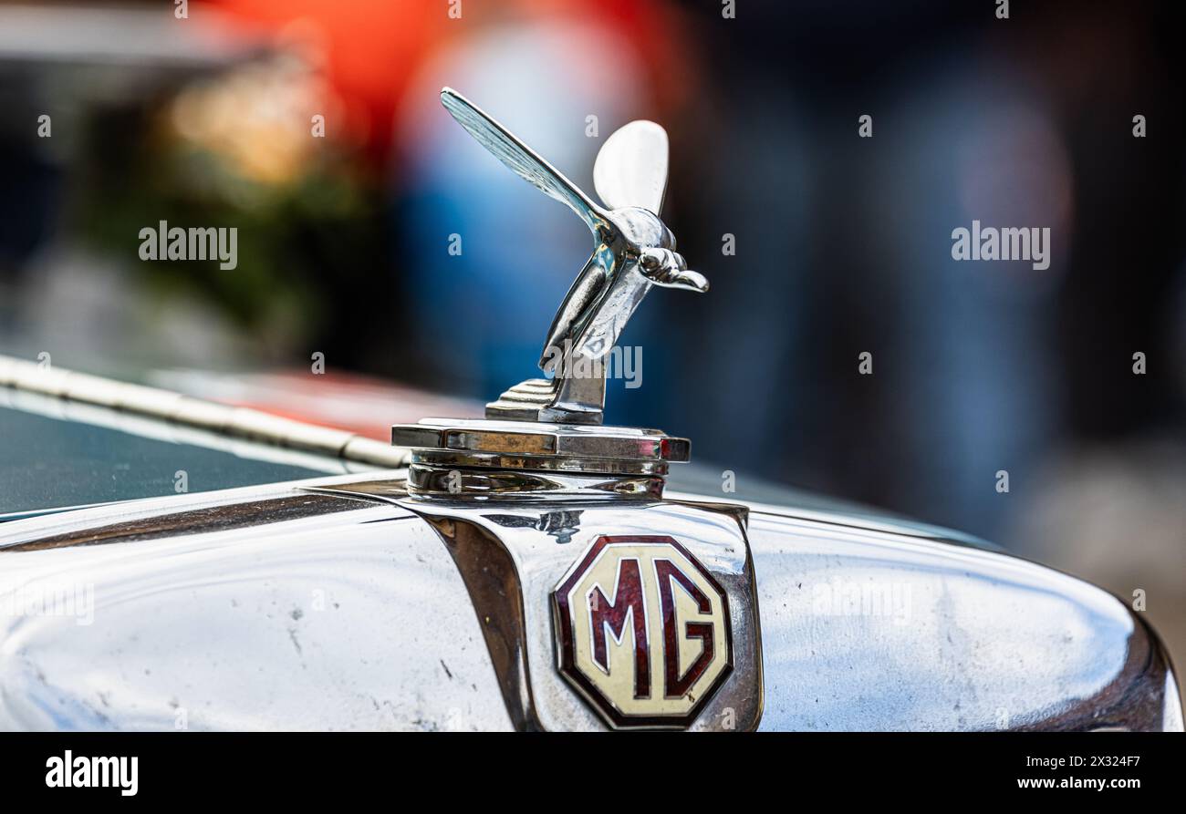 Die Figur und das Markenzeichen der Automarke MG an einem MG F-Type Magna mit Baujahr 1931, welcher nach dem Autocorso der Herbstmesse Rafz in der Zür Stockfoto