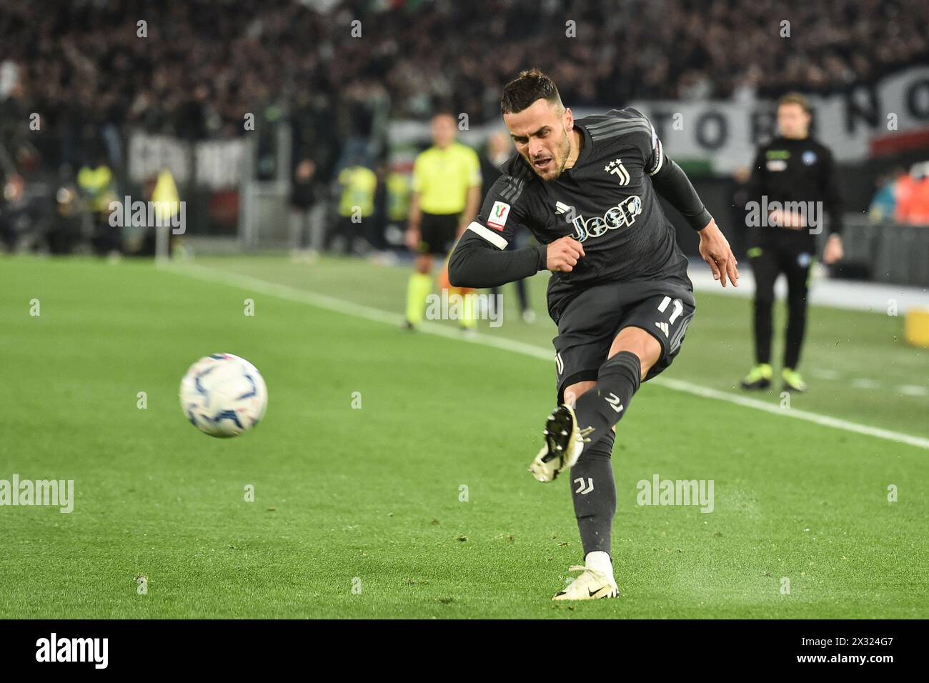 Filip Kostic vom Juventus FC während des Halbfinalspiels zwischen SS Lazio und Juventus FC im Olimpico-Stadion in Rom (Italien) am 23. April 2024. Stockfoto