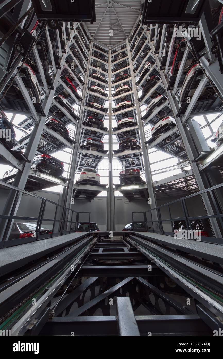 MOSKAU - 11. JAN: Ein Mechanismus zum Anheben von Fahrzeugen im Turm für Lager- und Präsentationswagen im Varshavka-Zentrum am 11. Januar 2013 in Moskau, Russ Stockfoto
