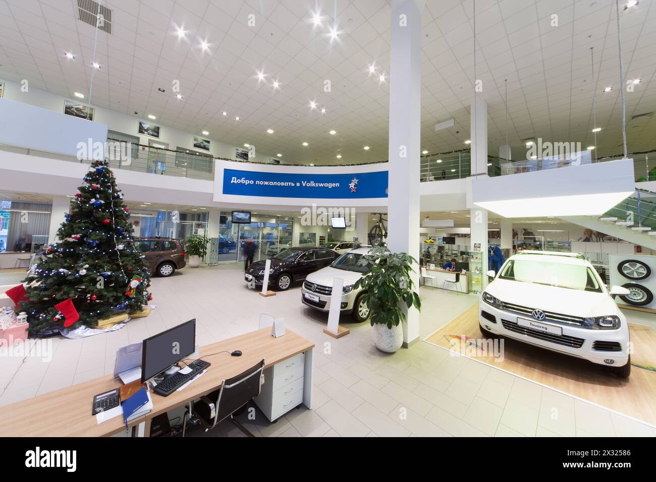 MOSKAU - 11. JAN: Halle mit Autos und Arbeitsplatz im Volkswagen Center Varshavka am 11. Januar 2013, Moskau, Russland. Das Center bietet eine komplette Auswahl an Fahrzeugen V Stockfoto