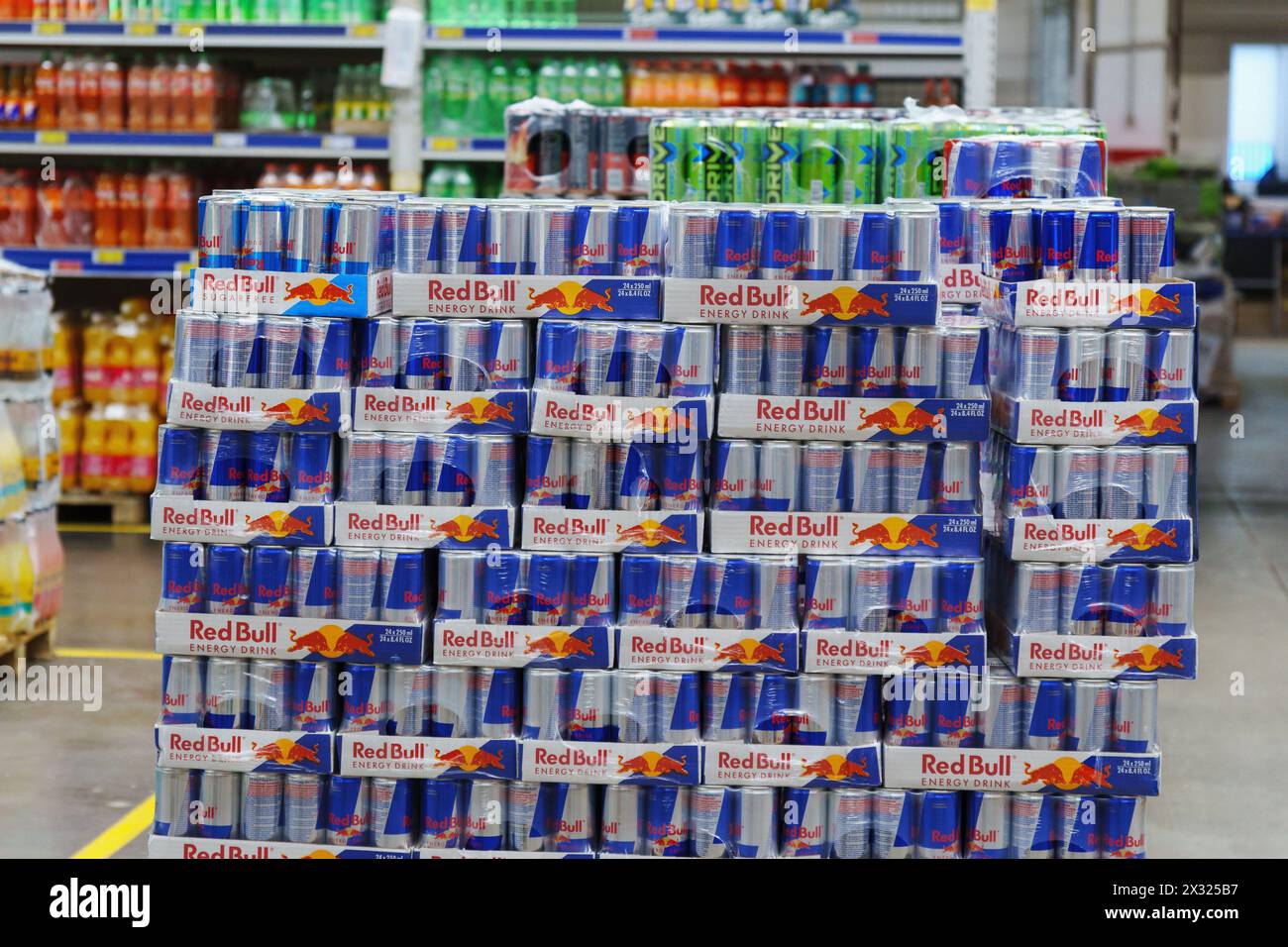 Tyumen, Russland-02. März 2024: Die Ausstellung in einem Geschäft ist überfüllt mit Dosen mit Red Bull Energy Drink, ordentlich gestapelt und organisiert, um Kunden anzulocken Stockfoto
