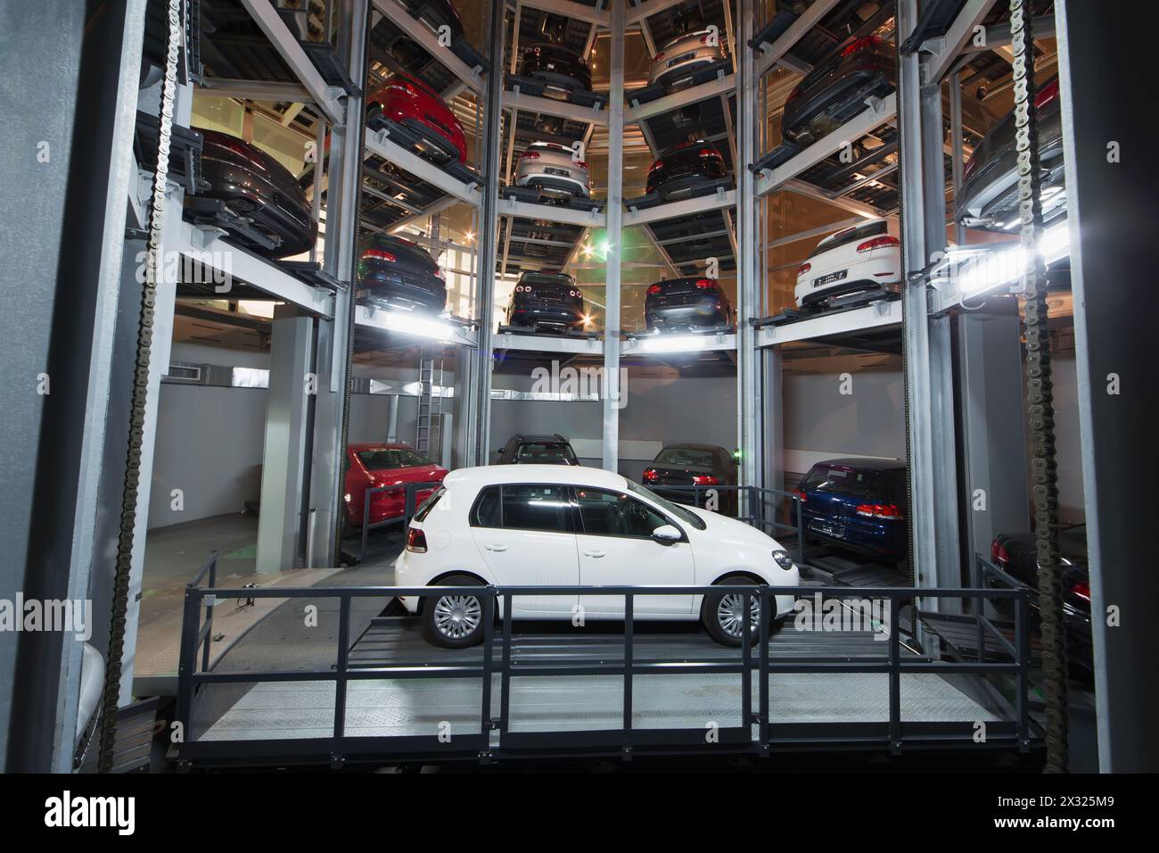 Das Auto auf dem Parkplatz mit einem mehrstöckigen automatisierten Parksystem in Center at Night Stockfoto