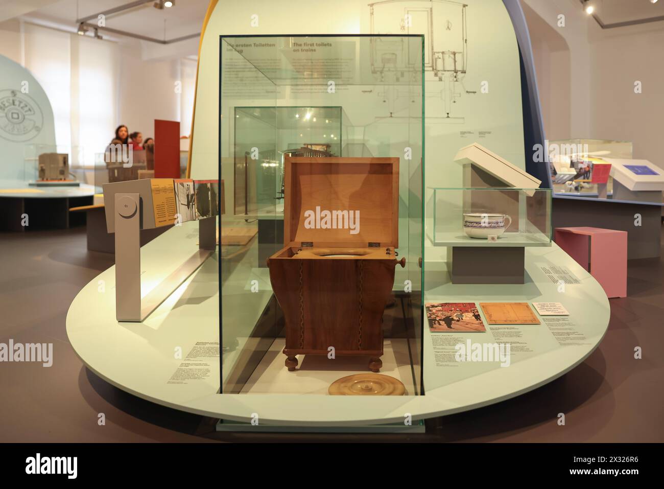 Nürnberg, Deutschland. April 2024. Neben dem Kammertopf aus Kanzler von Bismarcks Limousine (r) steht in der Ausstellung „unter Druck – die Geschichte der Zugtoilette“ eine tragbare Toilette aus dem österreichischen Kaisersaloonwagen (M). Die Ausstellung beleuchtet die Entwicklung der Zugtoilette im DB-Museum mit rund 150 Exponaten, Dokumenten und Fotografien von ihren Anfängen im 19. Jahrhundert bis heute. Darlegung: Daniel Löb/dpa/Alamy Live News Stockfoto