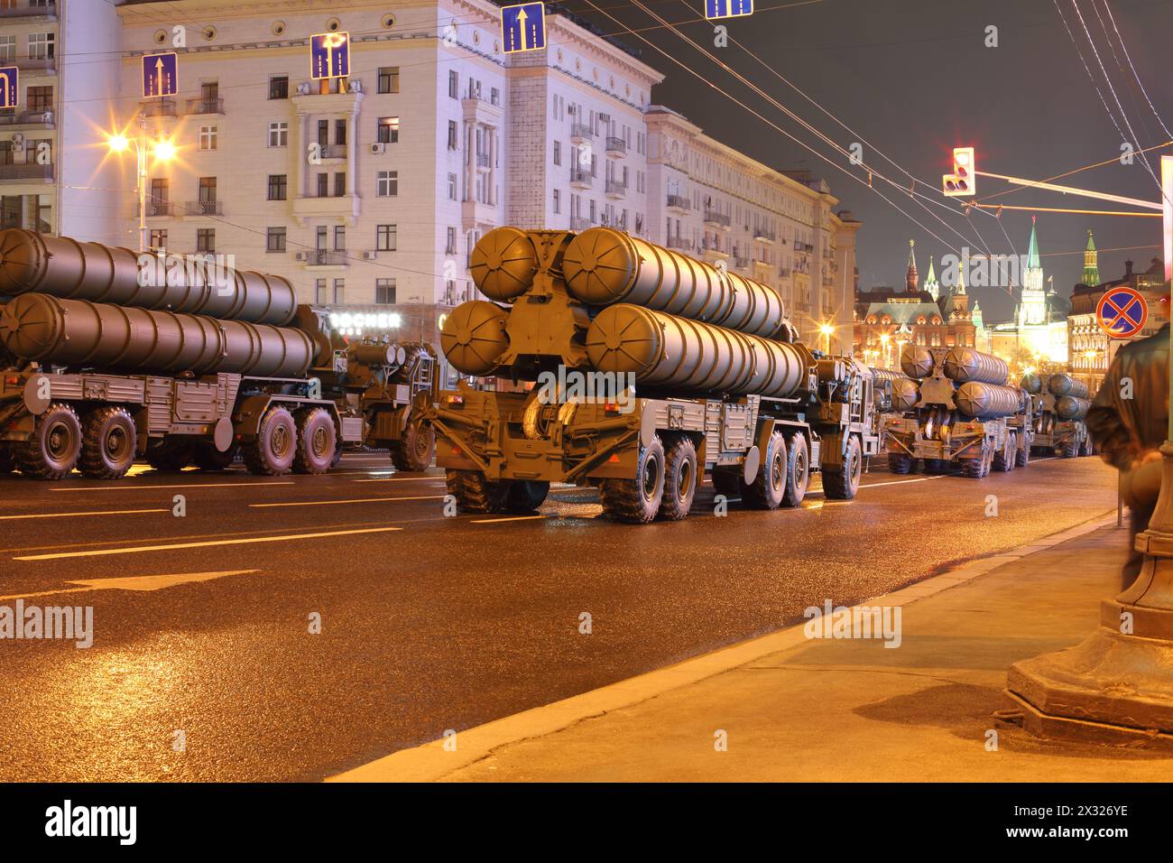 MOSKAU - 3. MAI: Russisches Flugabwehrraketensystem Groß- und Mittelstreckenflugkörper - Luftabwehrraketensystem Triumph (C-400) bei der Probe der Vic Stockfoto